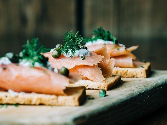 smoked salmon crostini with capers and tzatziki