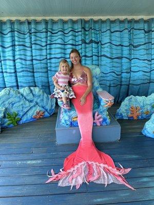 Meet a mermaid photo op