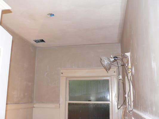 Same bathroom, ceiling and walls restored.