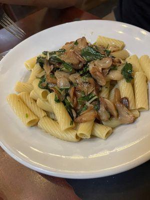 Pasta, spinach, garlic