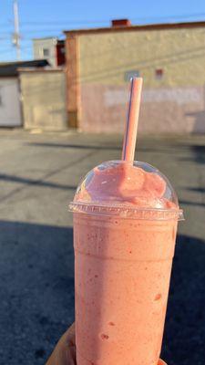 Strawberry banana smoothie    @hybrideater