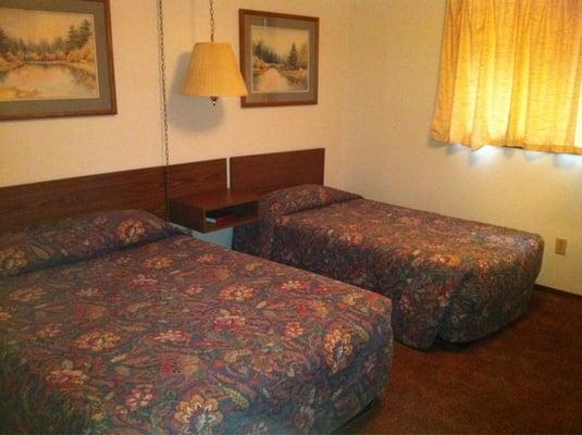 Room 204, 1 twin bed, 1 double bed