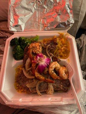 T-bone steak and shrimp with broccoli and smoked Mac