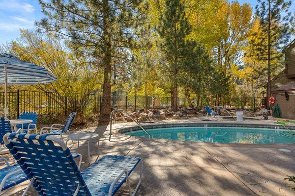 This condo offers a pool, spa and tennis courts, located in Boulder Bay area of Big Bear Lake,