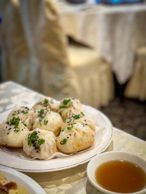 Pan fried soup dumpling (生煎包）