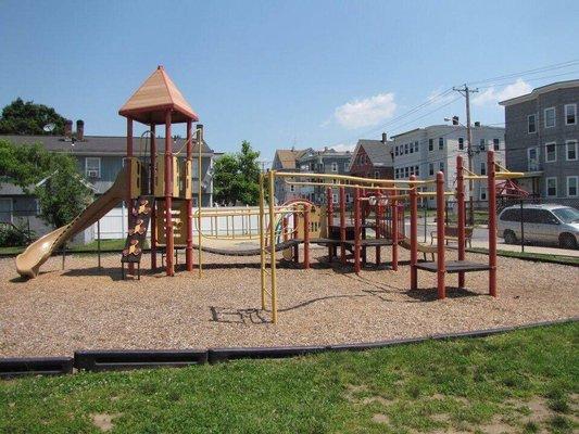 Third Street Park. The green building 4 houses down is known as the neighborhood "crack house."