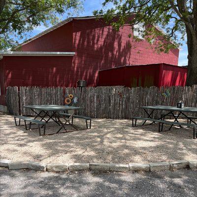 Perfect shaded spot to enjoy your peach ice cream in the back. They have seating inside too if that's your style.