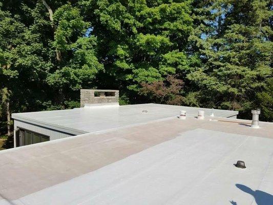 New flat roof on a commercial building