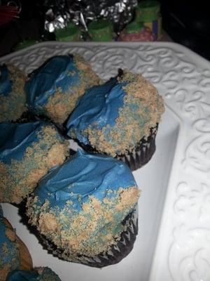 "beach themed" cupcakes from Gallo bakery. I was embarrassed  to serve them.