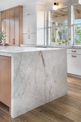 Kitchen remodel by Shelley Sass Designs and Sass Construction and Design
Material: Neolith Himalayan Crystal