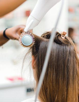 Round brush blowout for a smooth and bouncy finish