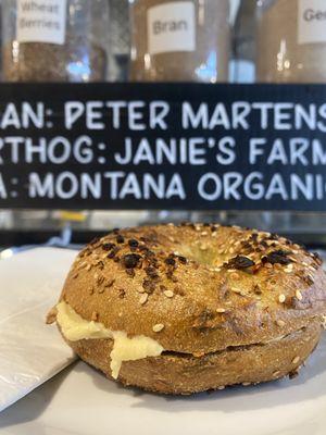 Lemon spinach bagel with Lemon hummus spread