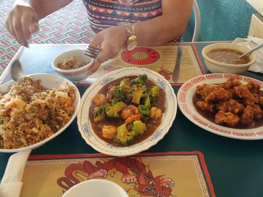 Best Chinese food in the Midwest and i live in California. I always stop here because it is just that good.