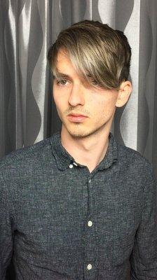 Pulp Riot haircolor on hilighted hair (silver color on hilights). Razor cut. Trend in men's hair!