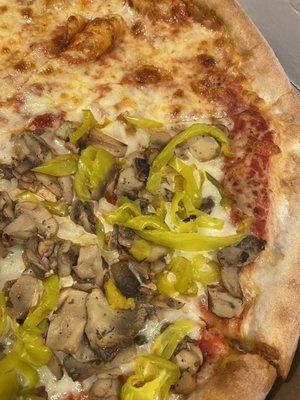 Pizza with half cheese, half green peppers and mushrooms