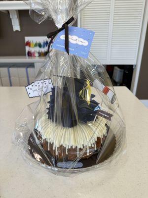 Grad Bundt cake decor