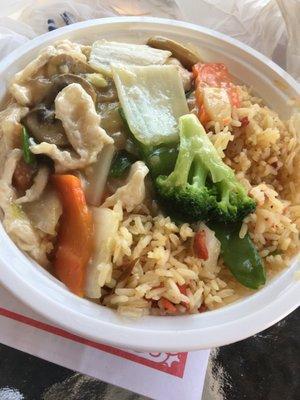 Moo Goo Gai Pan lunch special.