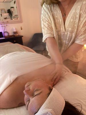 Neck and shoulder massage is a great way to unwind and relax after a stressful week. Golden Hour Ultimate facial has extended massage.