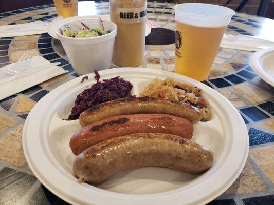 Various sausages, stark Senf, sauerkraut, rotkohl, gurken salat, Hofbräu Bier frisch vom Fass.