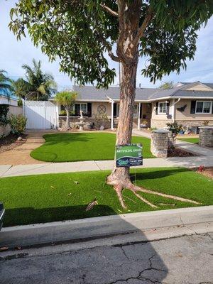 Artificial turf and decomposed granite landscaping in Seal Beach done be Family Turf.