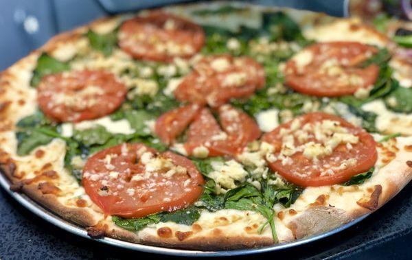 Michele Wie Pizza with Spinach, Tomato and Garlic is a Hole in One!