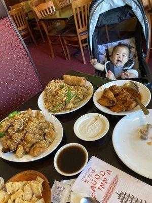 Fried noodle and duck sauce when seated, spicy chicken wings, orange chicken, lo mein combination plate, and a happy baby!!