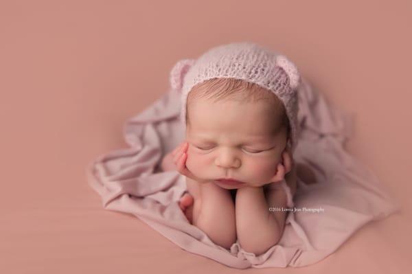 froggy pose newborn photographer