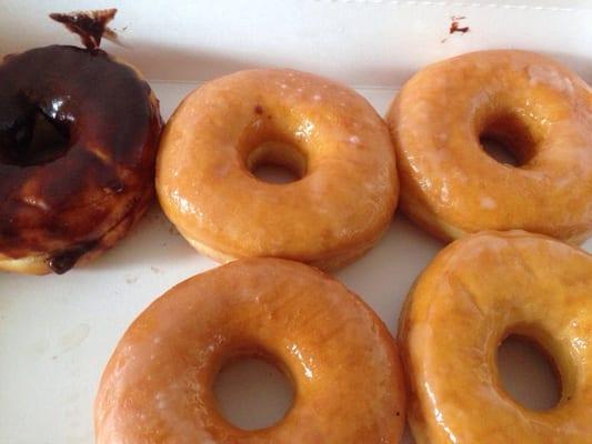 If you like sticky, messy donuts with melted frosting this is the place for you. presentation definitely needs improvements!