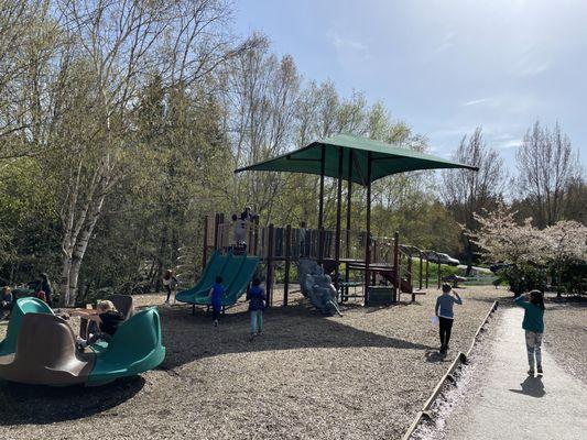 Great playground and neighborhood for children. Very safe too.