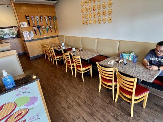 10.23.24 table seating with booths in the center