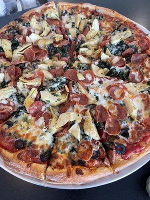 Pepperoni, spinach, olives, and artichoke hearts! Absolutely delicious!!