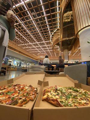 Ambiance of The New Delhi Naan Pizza at the politan