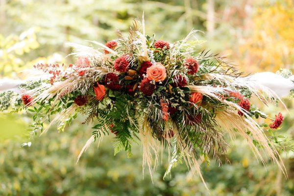 Arrangement at the top of the archway entering the ceremony spot.