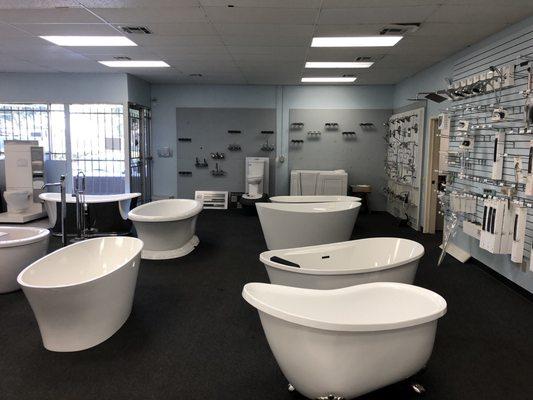 Freestanding bathtub displays