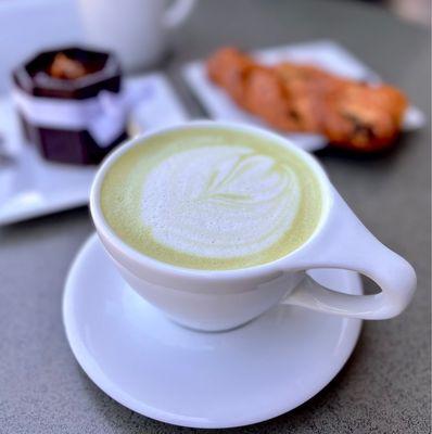 Matcha latte with oat milk, yummy!