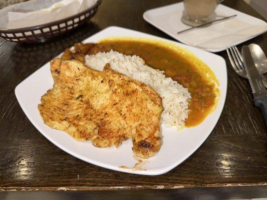 Pechuga de pollo, frijoles, arroz y plátano maduro