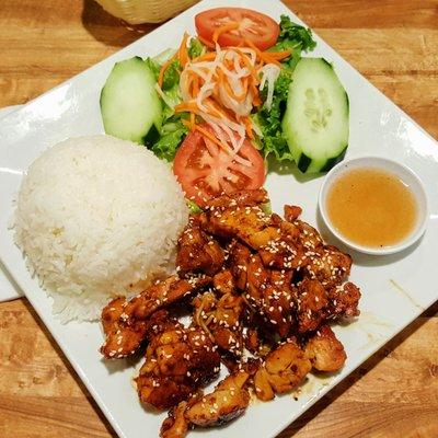 Cm G Núng - Steamed Rice with BBQ Chicken and a salad