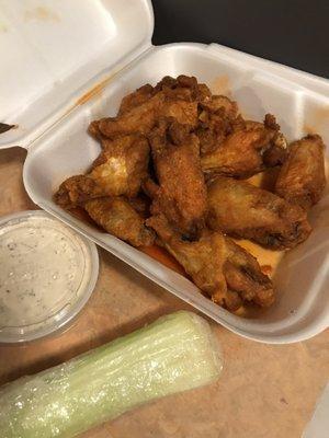 10 chicken wings (Hot extra crispy) with celery and blue cheese