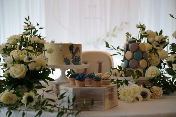 White flowers with anemones. Cake, cupcakes and a macaron tower.