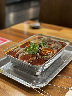 Spicy steam pot with clam and vermicelli