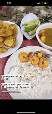 Camarones al ajillo con arroz blanco y tostone   Garlic shrimp with white rice plantains and avocado   10/10