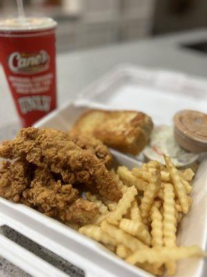 4 piece chicken finger combo. Comes with drink, toasted bread, coleslaw and dipping sauce.