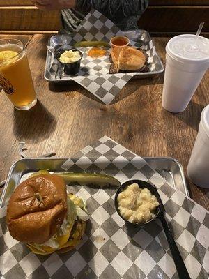 Hank's Sports Bar & Rumors Deli