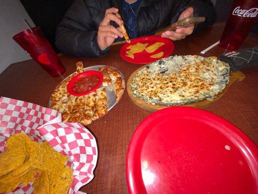 Artichoke spinach dip is 10/10 & so are the cheesy bread sticks