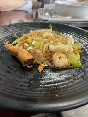 Chicken Spring Roll/Lumpia (10 Pcs), Rice noodles (Filipino Pancit)