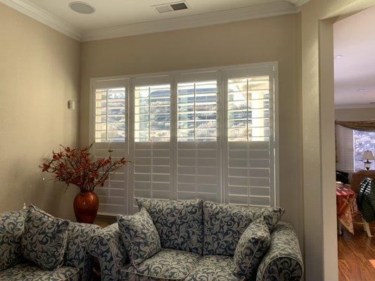 Shutters with a traditional tilt bar, Hunter Douglas Heritance