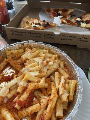 #Greek Pizza (White) with pepperoni #Ziti