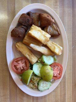 Yucca frita con chicharrone