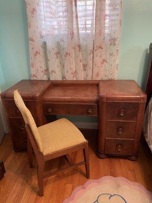 Vintage seatee with six drawers  with chair