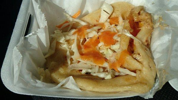 Pupusa mixta (pork & cheese)